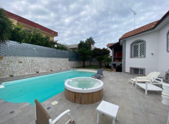 LUSSUOSA VILLA INDIPENDENTE Licola