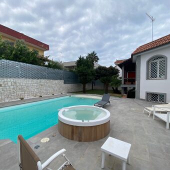 LUSSUOSA VILLA INDIPENDENTE Licola