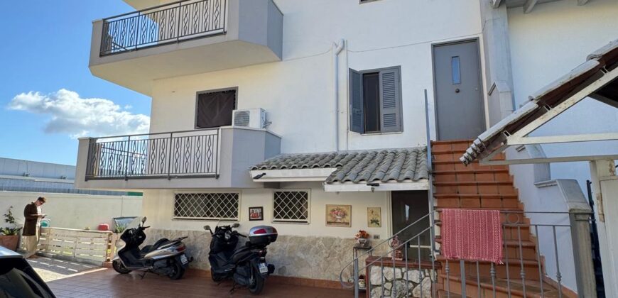 VILLA DIVISA IN DUE APPARTAMENTI Varcaturo-Parco Noce
