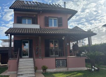 VILLA SINGOLA RISTRUTTURATA Varcaturo-Parco Residence