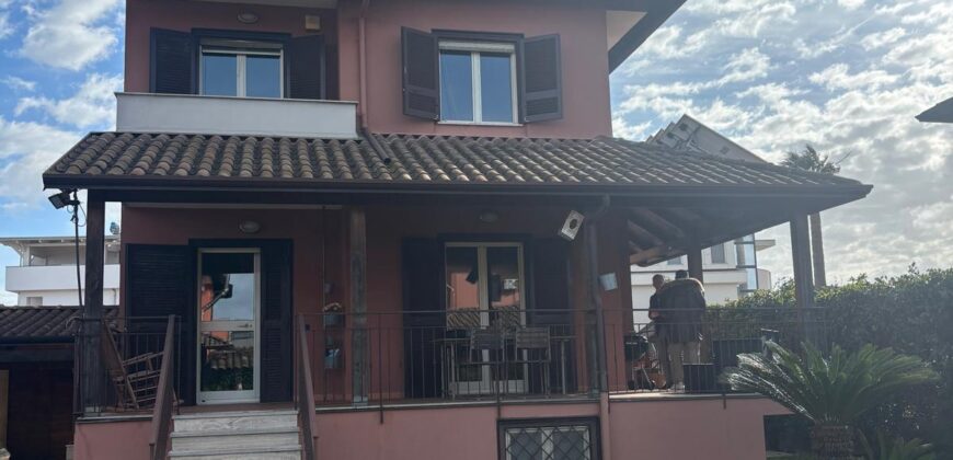 VILLA SINGOLA RISTRUTTURATA Varcaturo-Parco Residence