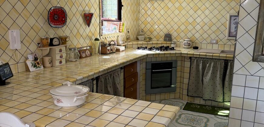 VILLA DIVISA IN DUE APPARTAMENTI Varcaturo-Parco Noce