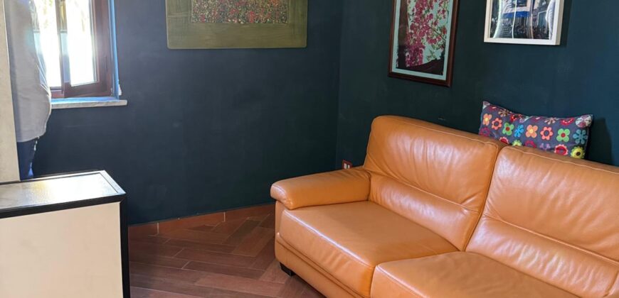 VILLA DIVISA IN DUE APPARTAMENTI Varcaturo-Parco Noce