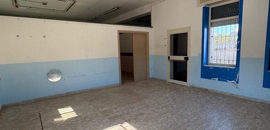 STRUTTURA 300 MQ CON PARCHEGGIO Castel Volturno