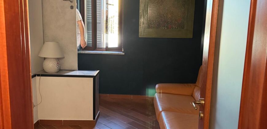 VILLA DIVISA IN DUE APPARTAMENTI Varcaturo-Parco Noce