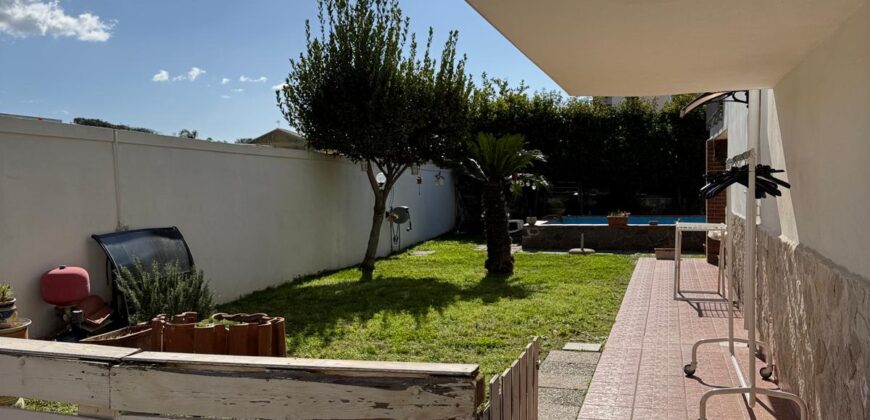 VILLA DIVISA IN DUE APPARTAMENTI Varcaturo-Parco Noce