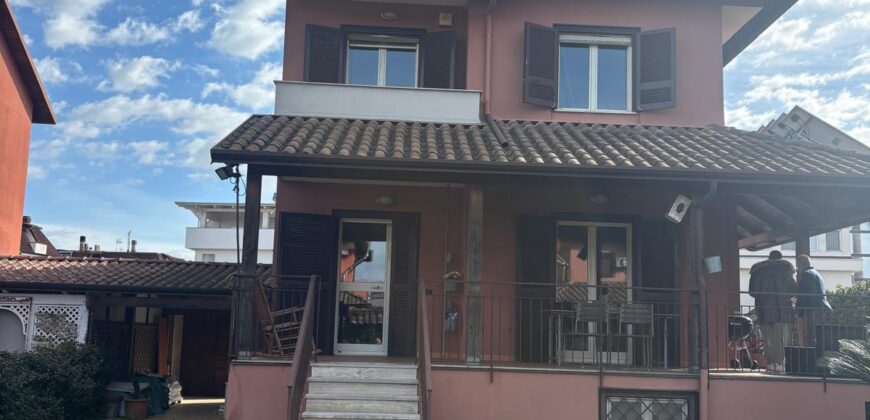 VILLA SINGOLA RISTRUTTURATA Varcaturo-Parco Residence