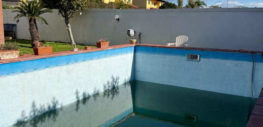 VILLA DIVISA IN DUE APPARTAMENTI Varcaturo-Parco Noce