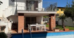 VILLA DIVISA IN DUE APPARTAMENTI Varcaturo-Parco Noce