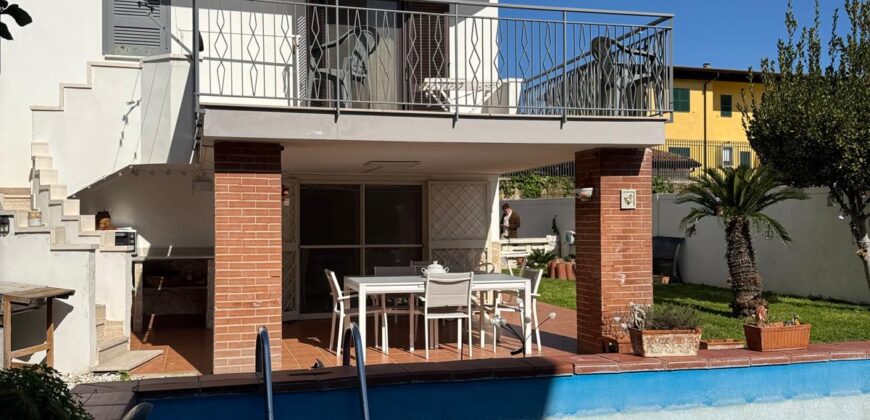 VILLA DIVISA IN DUE APPARTAMENTI Varcaturo-Parco Noce