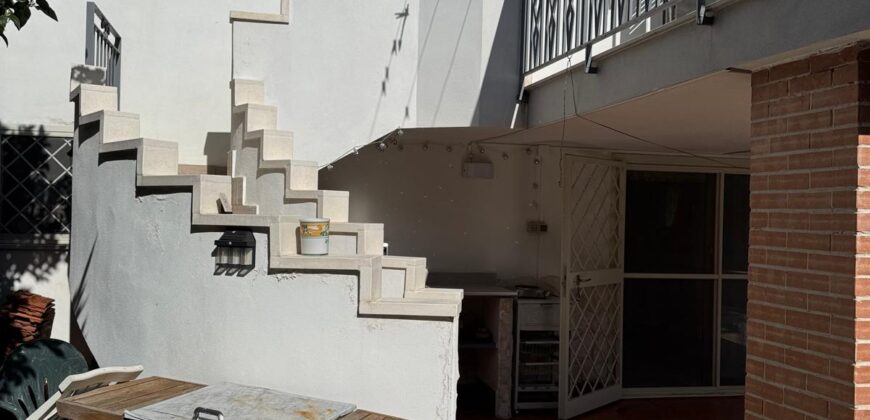 VILLA DIVISA IN DUE APPARTAMENTI Varcaturo-Parco Noce