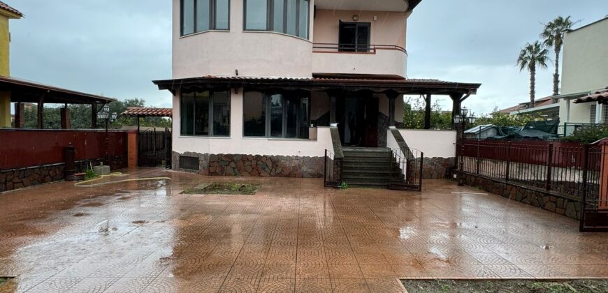 VILLA SINGOLA CON AMPIO GIARDINO Licola-Via Vicinale Festinese