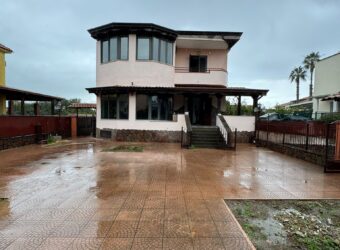 VILLA SINGOLA CON AMPIO GIARDINO Licola-Via Vicinale Festinese