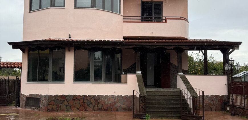 VILLA SINGOLA CON AMPIO GIARDINO Licola-Via Vicinale Festinese