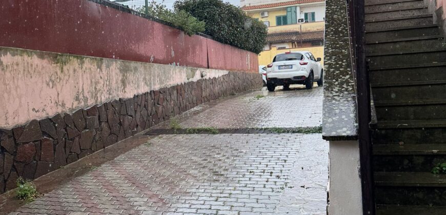 VILLA SINGOLA CON AMPIO GIARDINO Licola-Via Vicinale Festinese