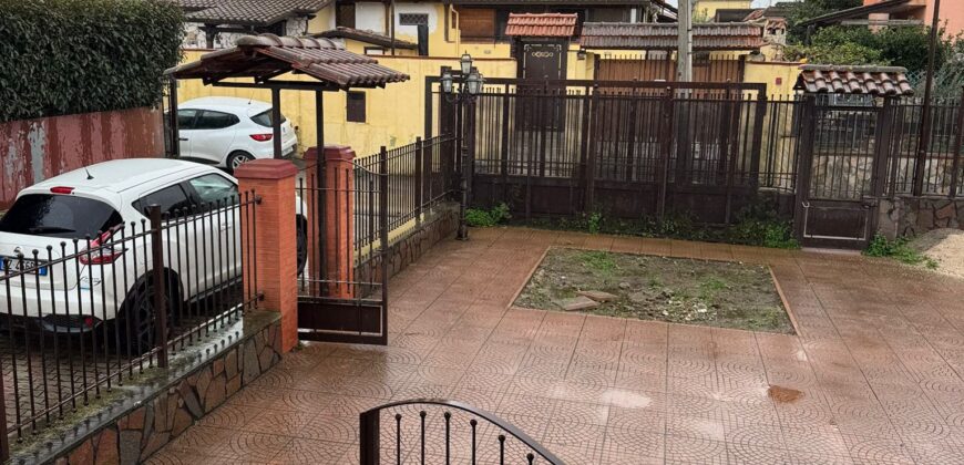 VILLA SINGOLA CON AMPIO GIARDINO Licola-Via Vicinale Festinese