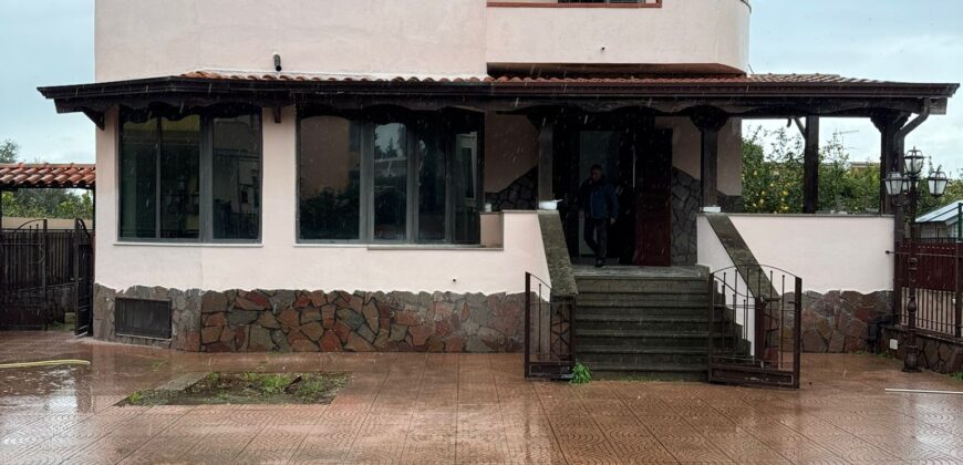 VILLA SINGOLA CON AMPIO GIARDINO Licola-Via Vicinale Festinese