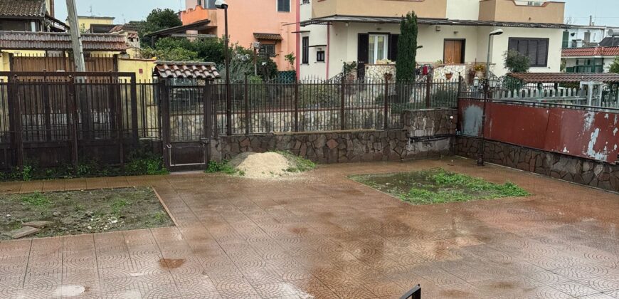 VILLA SINGOLA CON AMPIO GIARDINO Licola-Via Vicinale Festinese