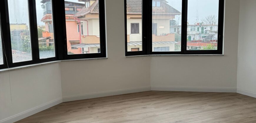 VILLA SINGOLA CON AMPIO GIARDINO Licola-Via Vicinale Festinese