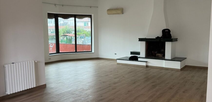 VILLA SINGOLA CON AMPIO GIARDINO Licola-Via Vicinale Festinese