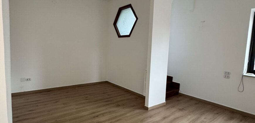 VILLA SINGOLA CON AMPIO GIARDINO Licola-Via Vicinale Festinese