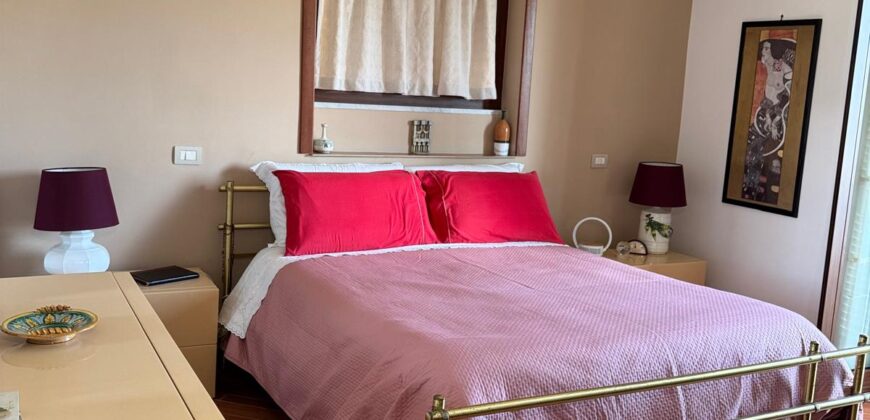 VILLA DIVISA IN DUE APPARTAMENTI Varcaturo-Parco Noce