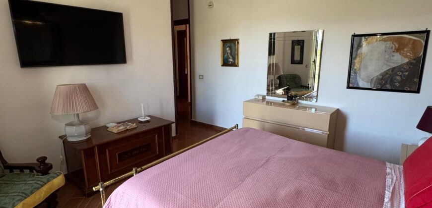 VILLA DIVISA IN DUE APPARTAMENTI Varcaturo-Parco Noce