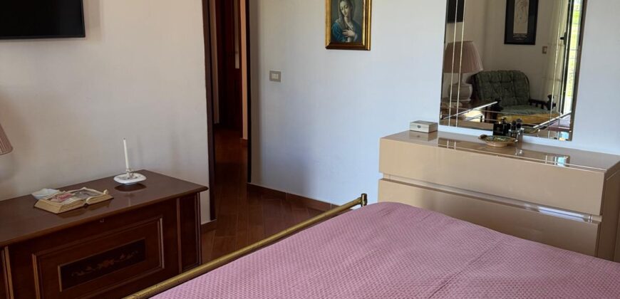 VILLA DIVISA IN DUE APPARTAMENTI Varcaturo-Parco Noce