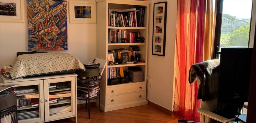 VILLA DIVISA IN DUE APPARTAMENTI Varcaturo-Parco Noce