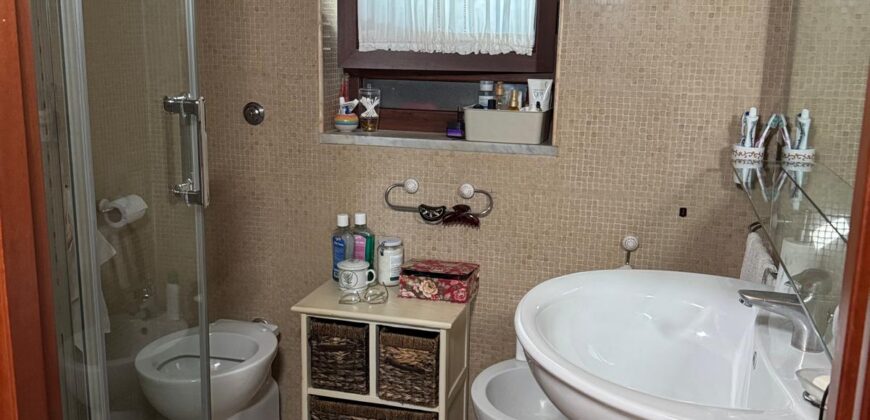 VILLA DIVISA IN DUE APPARTAMENTI Varcaturo-Parco Noce