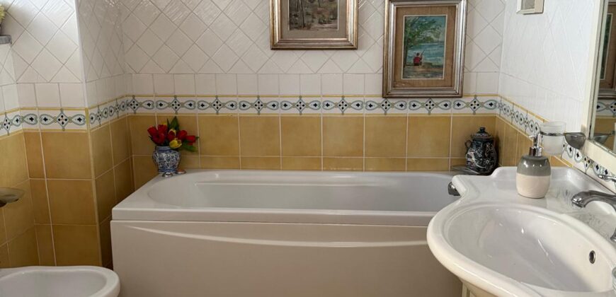 VILLA DIVISA IN DUE APPARTAMENTI Varcaturo-Parco Noce