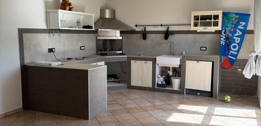 VILLA DIVISA IN DUE APPARTAMENTI Varcaturo-Parco Noce