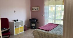 VILLA DIVISA IN DUE APPARTAMENTI Varcaturo-Parco Noce