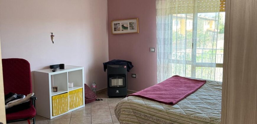 VILLA DIVISA IN DUE APPARTAMENTI Varcaturo-Parco Noce