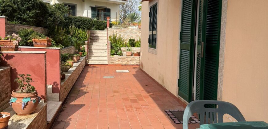 APPARTMENTO CON GIARDINO Licola-Via Montenuovo