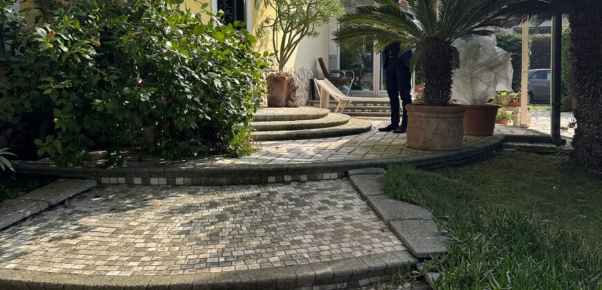 VILLA BIFAMILIARE Lago Patria-Domus Mea