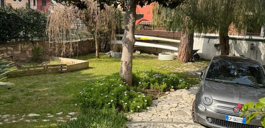 VILLA BIFAMILIARE Lago Patria-Domus Mea