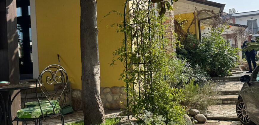 VILLA BIFAMILIARE Lago Patria-Domus Mea