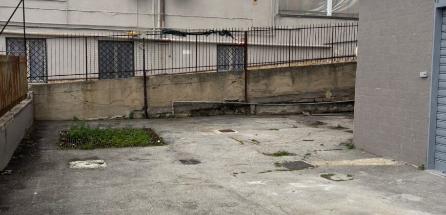 LOCALE COMMERCIALE 75 MQ Varcaturo-Via Ripuaria