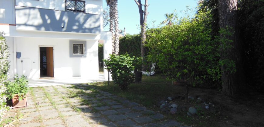 VILLA BIFAMILIARE IN PARCO PRIVATO Lago Patria