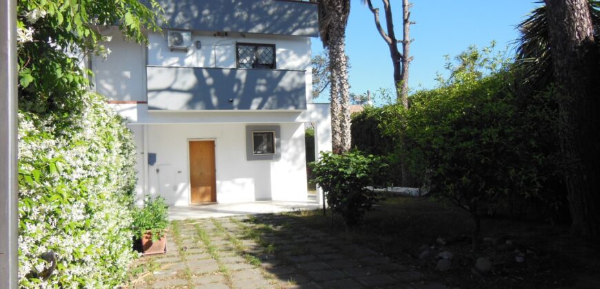 VILLA BIFAMILIARE IN PARCO PRIVATO Lago Patria