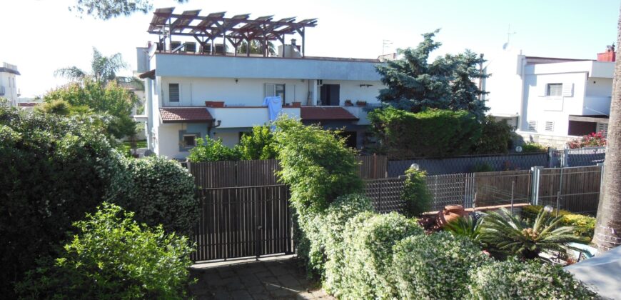 VILLA BIFAMILIARE IN PARCO PRIVATO Lago Patria