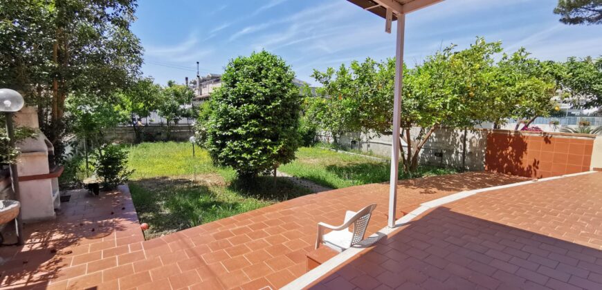 VILLA IN FITTO IN PARCO Varcaturo