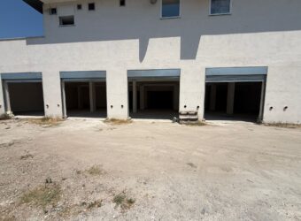 LOCALE COMMERCIALE 600 MQ Varcaturo
