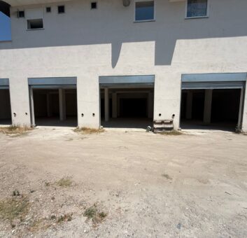 LOCALE COMMERCIALE 600 MQ Varcaturo
