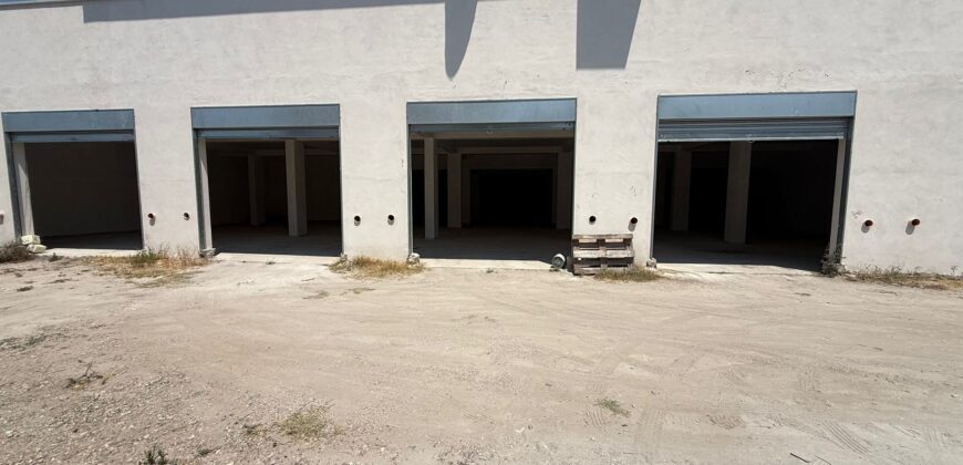 LOCALE COMMERCIALE 600 MQ Varcaturo