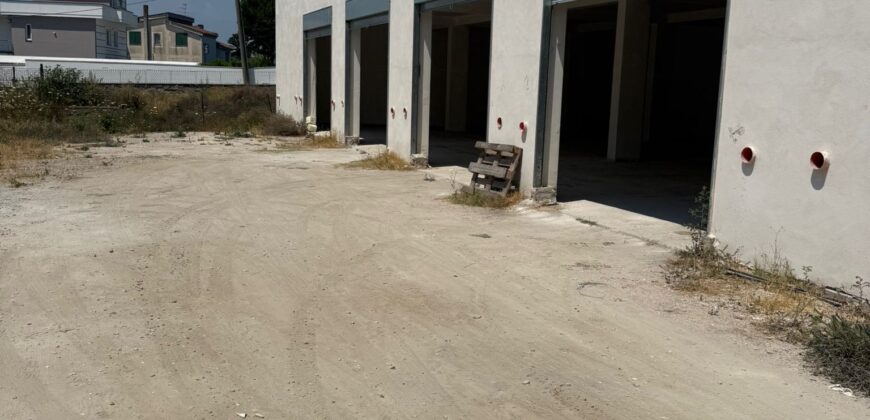 LOCALE COMMERCIALE 600 MQ Varcaturo