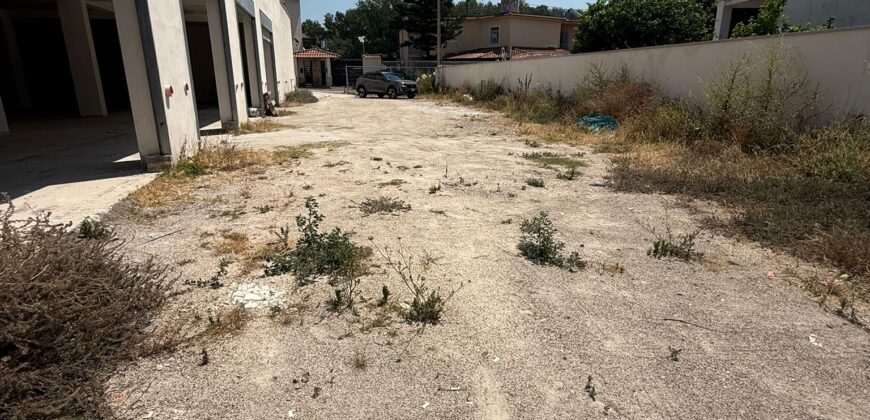 LOCALE COMMERCIALE 600 MQ Varcaturo