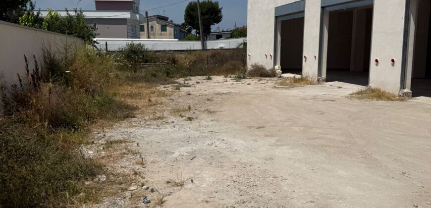 LOCALE COMMERCIALE 600 MQ Varcaturo