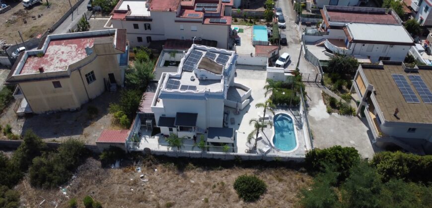 VILLA CON PISCINA Castel Volturno-Parco Europa